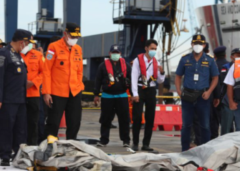 Indonesian divers find parts of Boeing plane wreckage in Java Sea