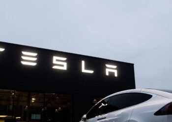 Breaking: Tesla buys 1.5 Billion dollar worth of Bitcoin, Bitcoin makes record high in response.