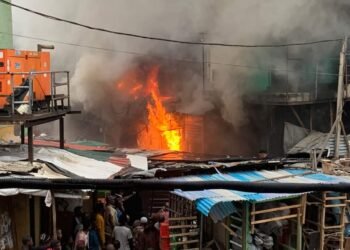 Fire razes shops at Balogun, Lagos Island
