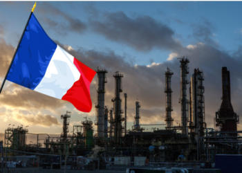France struggles with petrol supply problems as strikes continue at refineries