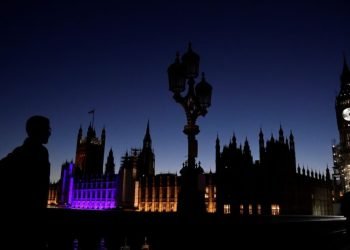 UK net debt passes 100% of GDP, first time since 1961