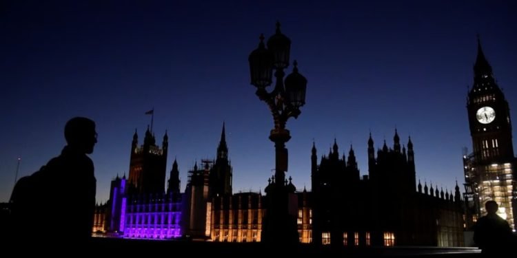 UK net debt passes 100% of GDP, first time since 1961