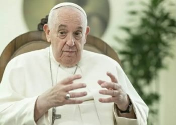Pope meets with family of Palestinian captives and Hamas hostages