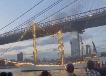 Mexican Navy Ship crashes into New York Bridge